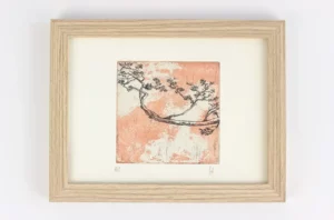 Branche de cerisier sur fond rouge