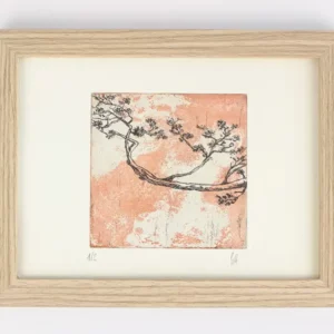 Branche de cerisier sur fond rouge